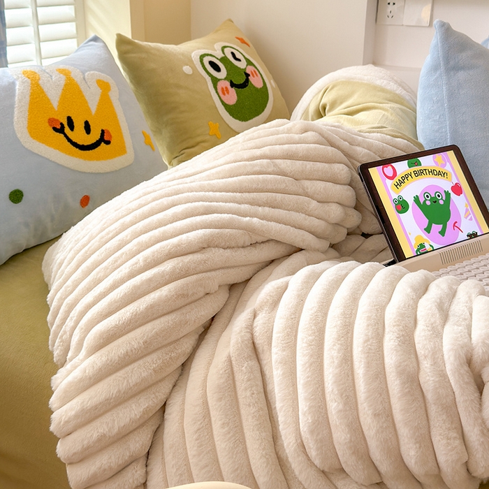 91家纺网 家纺一手货源 找家纺 （总）懒猫家纺 2025新款多巴胺毛巾绣兔毛绒抽条四件套系列