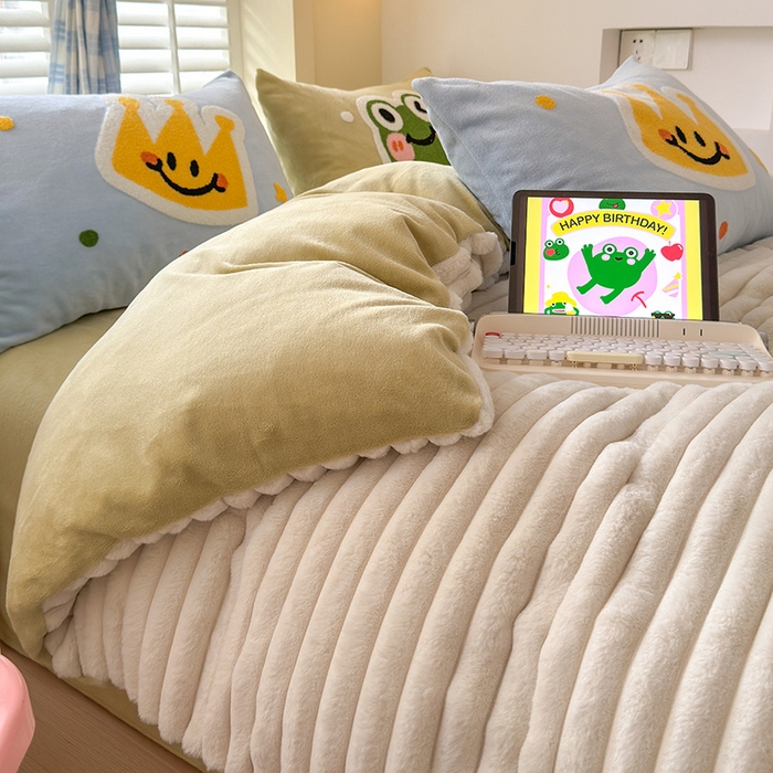 91家纺网 家纺一手货源 找家纺 （总）懒猫家纺 2025新款多巴胺毛巾绣兔毛绒抽条四件套系列