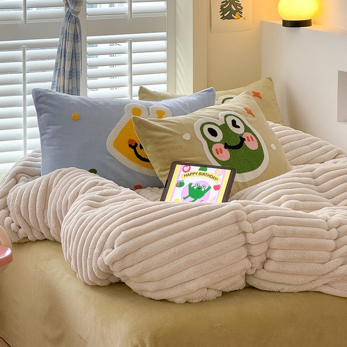 91家纺网 家纺一手货源 找家纺 （总）懒猫家纺 2025新款多巴胺毛巾绣兔毛绒抽条四件套系列