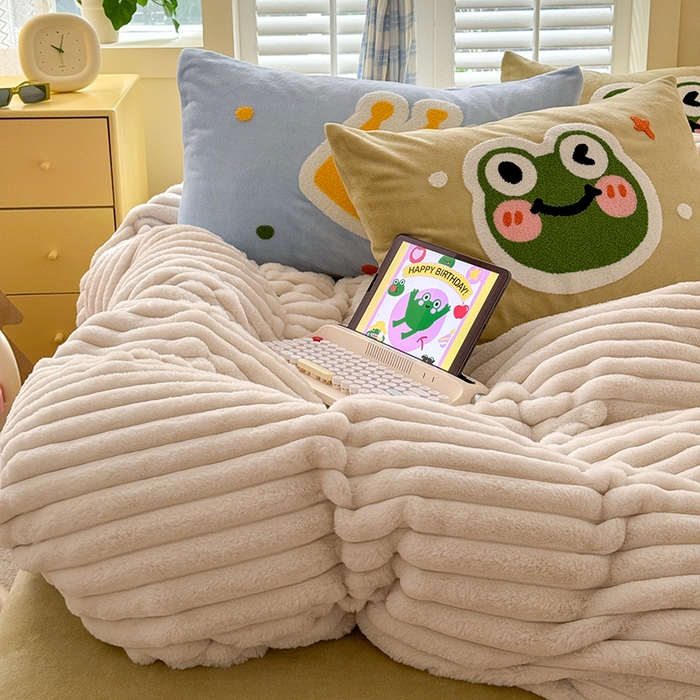 91家纺网 家纺一手货源 找家纺 （总）懒猫家纺 2025新款多巴胺毛巾绣兔毛绒抽条四件套系列