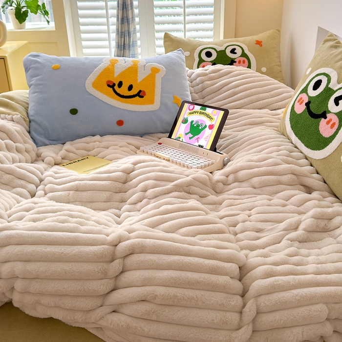 91家纺网 家纺一手货源 找家纺 （总）懒猫家纺 2025新款多巴胺毛巾绣兔毛绒抽条四件套系列