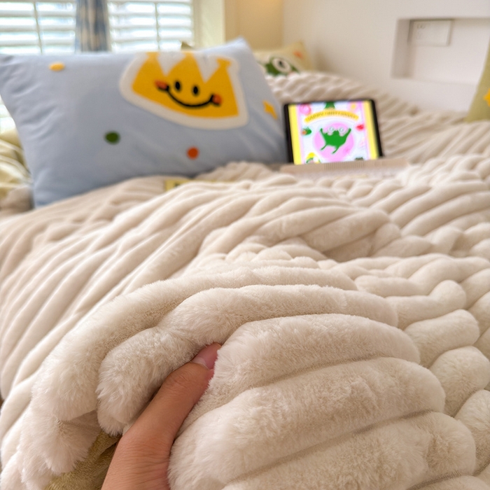 91家纺网 家纺一手货源 找家纺 （总）懒猫家纺 2025新款多巴胺毛巾绣兔毛绒抽条四件套系列