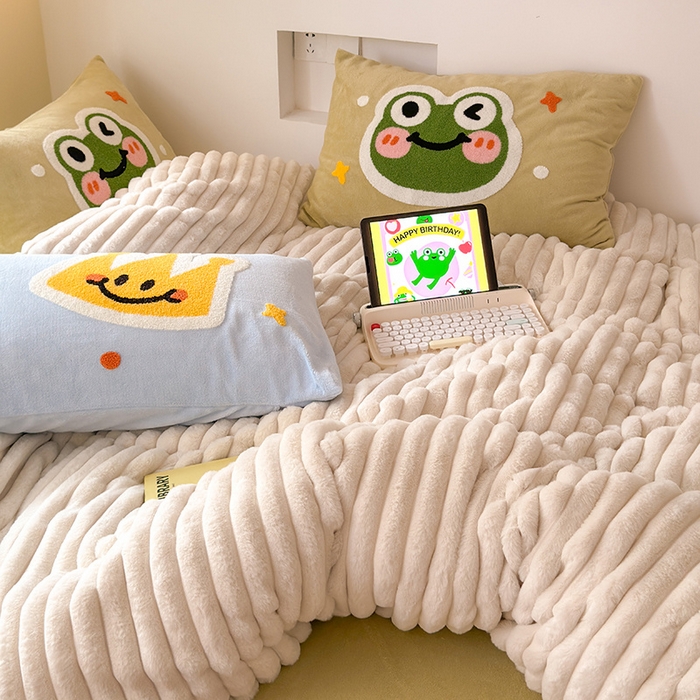 91家纺网 家纺一手货源 找家纺 （总）懒猫家纺 2025新款多巴胺毛巾绣兔毛绒抽条四件套系列