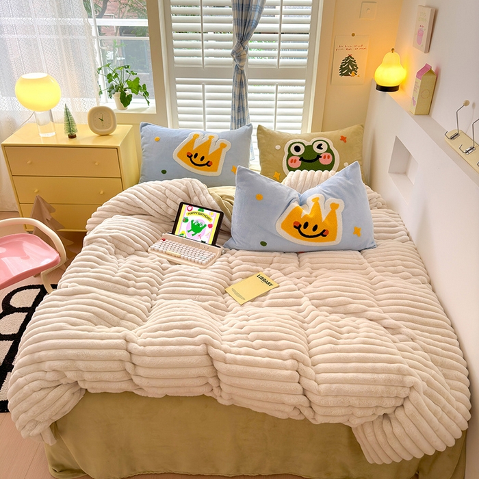 91家纺网 家纺一手货源 找家纺 （总）懒猫家纺 2025新款多巴胺毛巾绣兔毛绒抽条四件套系列