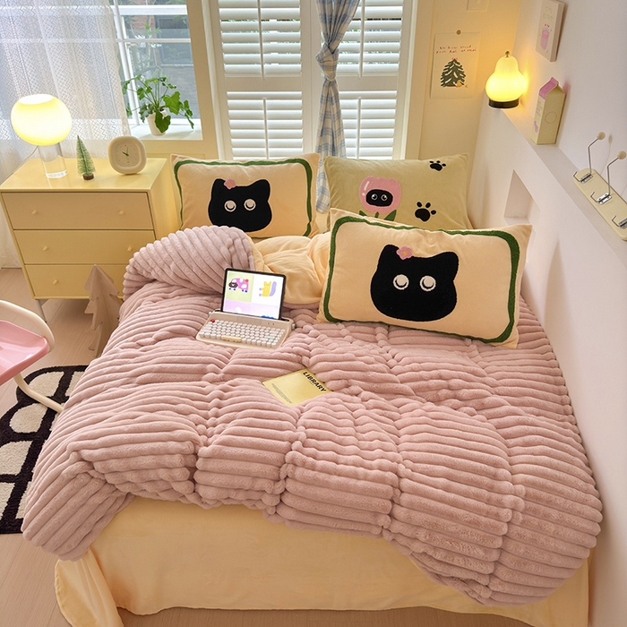 91家纺网 家纺一手货源 找家纺 （总）懒猫家纺 2025新款多巴胺毛巾绣兔毛绒抽条四件套系列