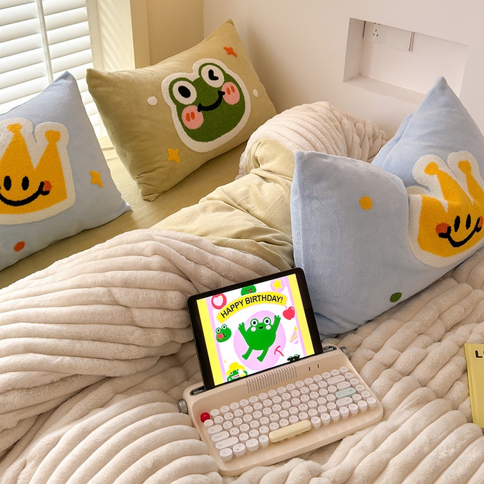 91家纺网 家纺一手货源 找家纺 懒猫家纺 2025新款多巴胺毛巾绣兔毛绒抽条四件套系列 青蛙王子