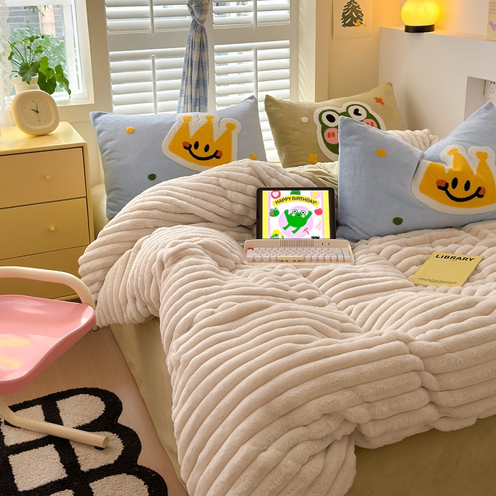 91家纺网 家纺一手货源 找家纺 懒猫家纺 2025新款多巴胺毛巾绣兔毛绒抽条四件套系列 青蛙王子