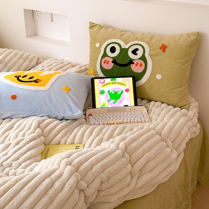 91家纺网 家纺一手货源 找家纺 懒猫家纺 2025新款多巴胺毛巾绣兔毛绒抽条四件套系列 青蛙王子