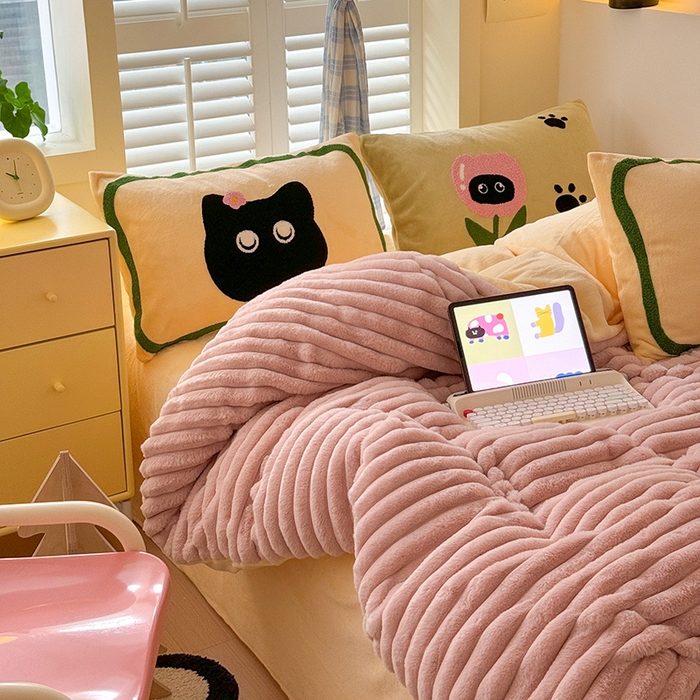 91家纺网 家纺一手货源 找家纺 懒猫家纺 2025新款多巴胺毛巾绣兔毛绒抽条四件套系列 哈基米