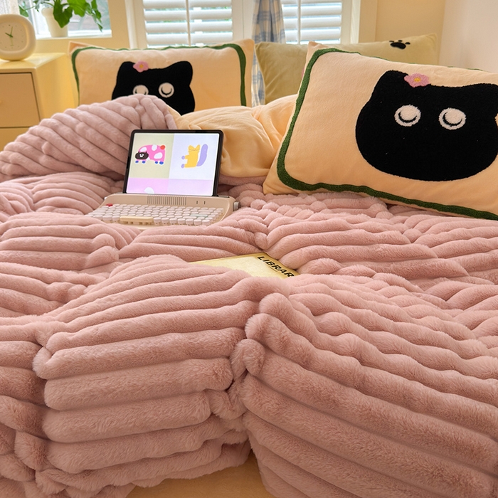 91家纺网 家纺一手货源 找家纺 懒猫家纺 2025新款多巴胺毛巾绣兔毛绒抽条四件套系列 哈基米