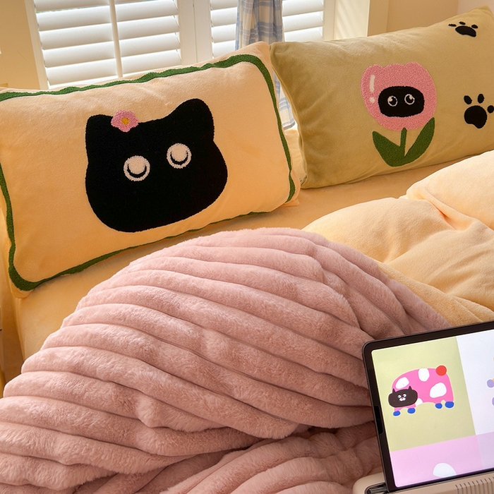 91家纺网 家纺一手货源 找家纺 懒猫家纺 2025新款多巴胺毛巾绣兔毛绒抽条四件套系列 哈基米