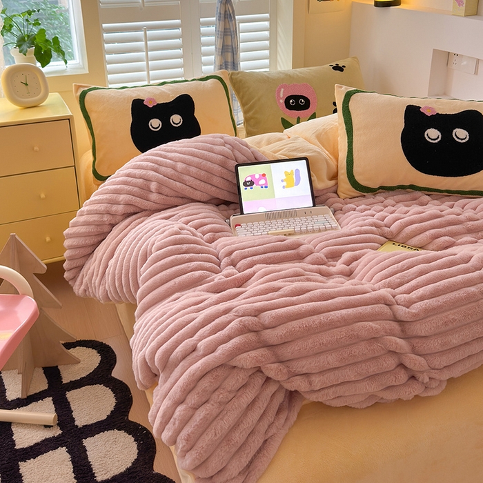 91家纺网 家纺一手货源 找家纺 懒猫家纺 2025新款多巴胺毛巾绣兔毛绒抽条四件套系列 哈基米