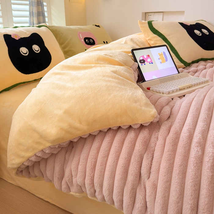 91家纺网 家纺一手货源 找家纺 懒猫家纺 2025新款多巴胺毛巾绣兔毛绒抽条四件套系列 哈基米