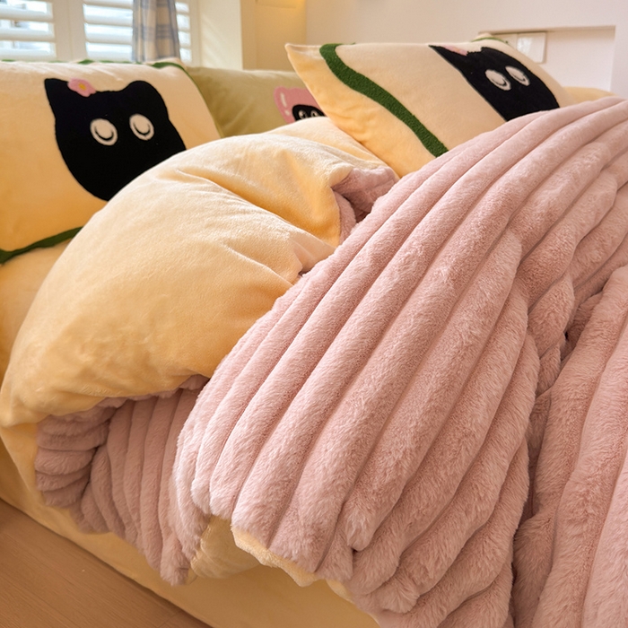 91家纺网 家纺一手货源 找家纺 懒猫家纺 2025新款多巴胺毛巾绣兔毛绒抽条四件套系列 哈基米