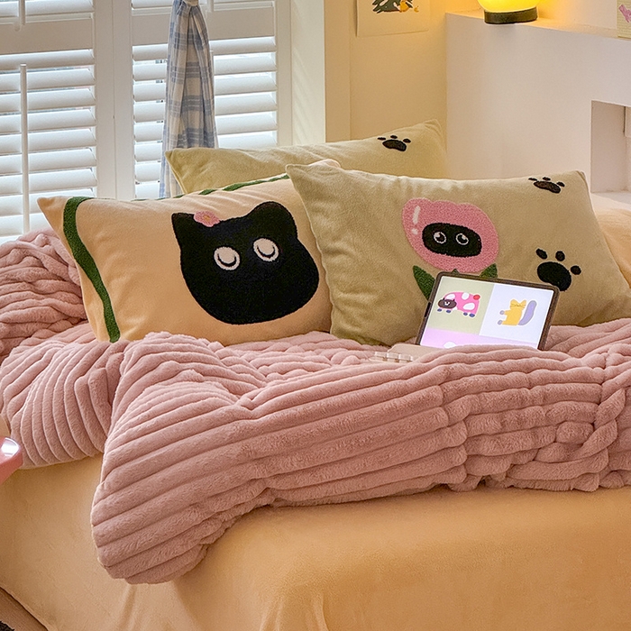 91家纺网 家纺一手货源 找家纺 懒猫家纺 2025新款多巴胺毛巾绣兔毛绒抽条四件套系列 哈基米