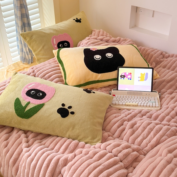 91家纺网 家纺一手货源 找家纺 懒猫家纺 2025新款多巴胺毛巾绣兔毛绒抽条四件套系列 哈基米