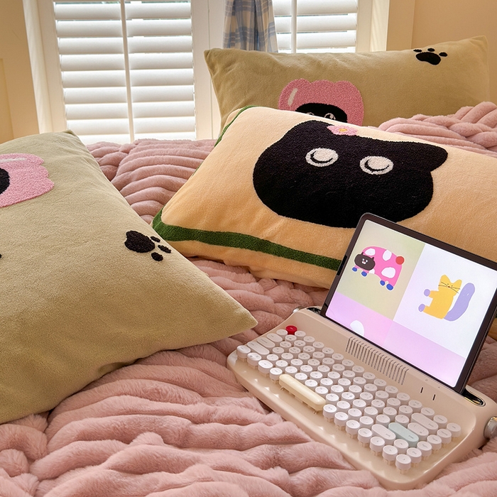 91家纺网 家纺一手货源 找家纺 懒猫家纺 2025新款多巴胺毛巾绣兔毛绒抽条四件套系列 哈基米