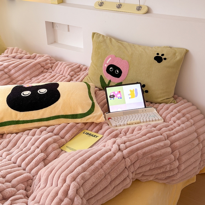 91家纺网 家纺一手货源 找家纺 懒猫家纺 2025新款多巴胺毛巾绣兔毛绒抽条四件套系列 哈基米