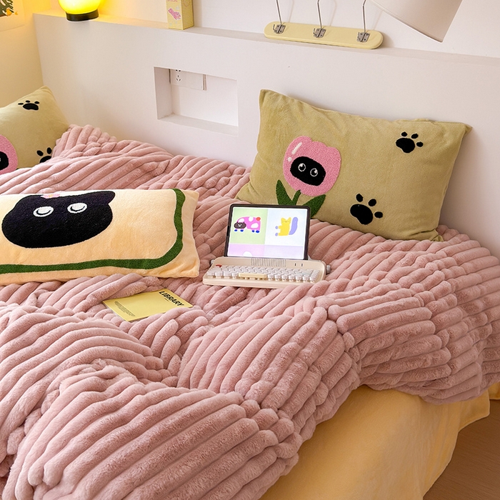 91家纺网 家纺一手货源 找家纺 懒猫家纺 2025新款多巴胺毛巾绣兔毛绒抽条四件套系列 哈基米