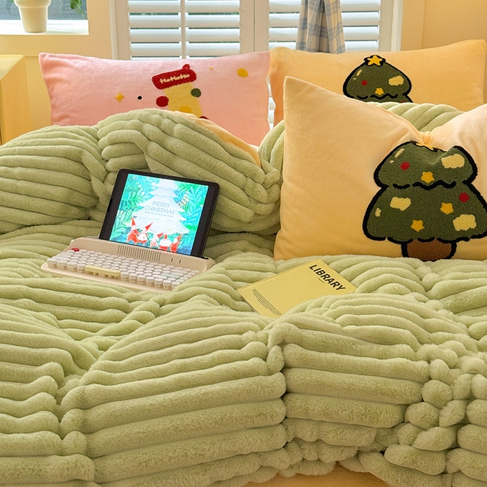 91家纺网 家纺一手货源 找家纺 懒猫家纺 2025新款多巴胺毛巾绣兔毛绒抽条四件套系列 圣诞派对