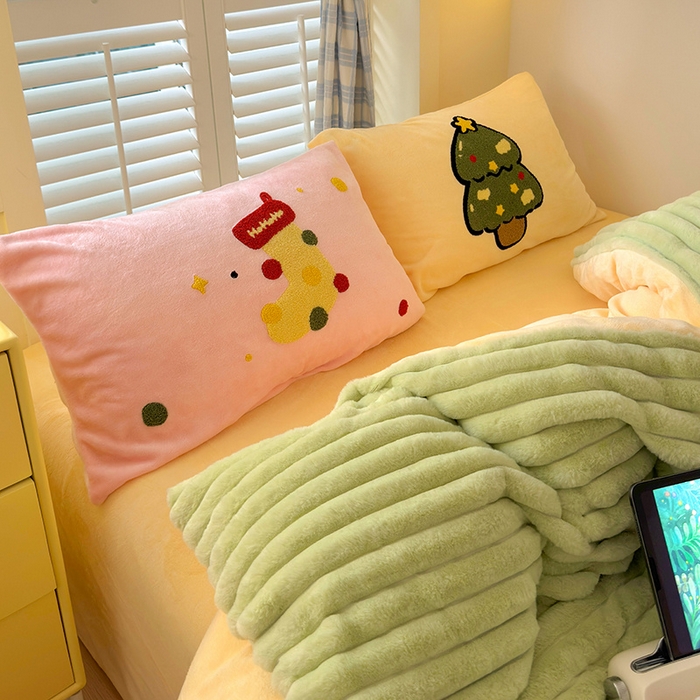 91家纺网 家纺一手货源 找家纺 懒猫家纺 2025新款多巴胺毛巾绣兔毛绒抽条四件套系列 圣诞派对