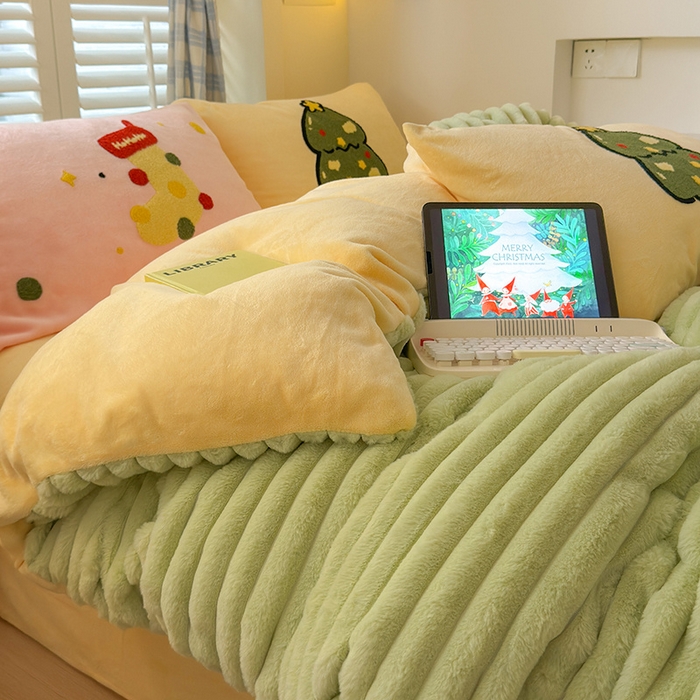 91家纺网 家纺一手货源 找家纺 懒猫家纺 2025新款多巴胺毛巾绣兔毛绒抽条四件套系列 圣诞派对