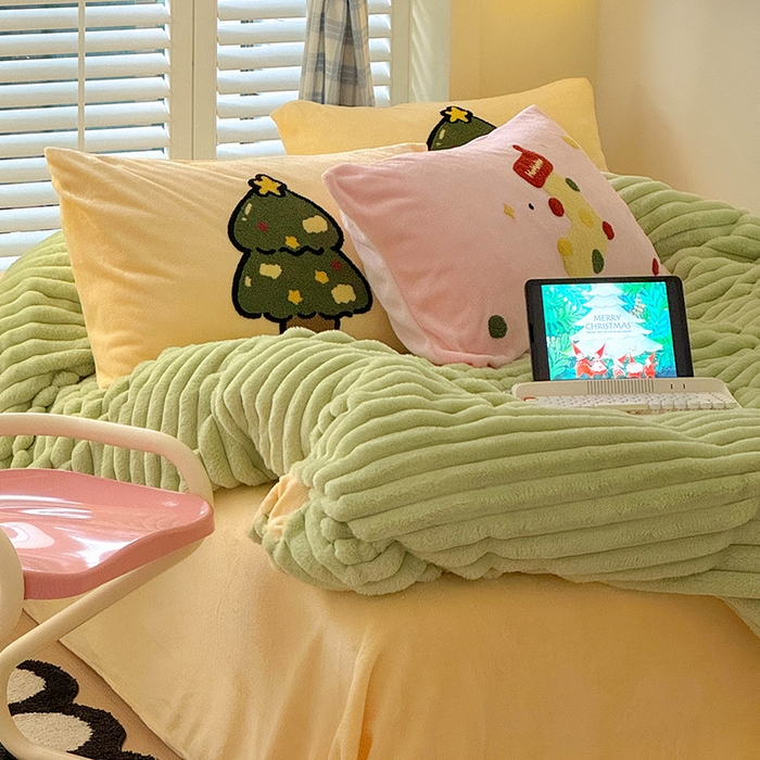 91家纺网 家纺一手货源 找家纺 懒猫家纺 2025新款多巴胺毛巾绣兔毛绒抽条四件套系列 圣诞派对