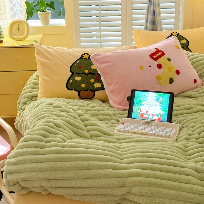 91家纺网 家纺一手货源 找家纺 懒猫家纺 2025新款多巴胺毛巾绣兔毛绒抽条四件套系列 圣诞派对