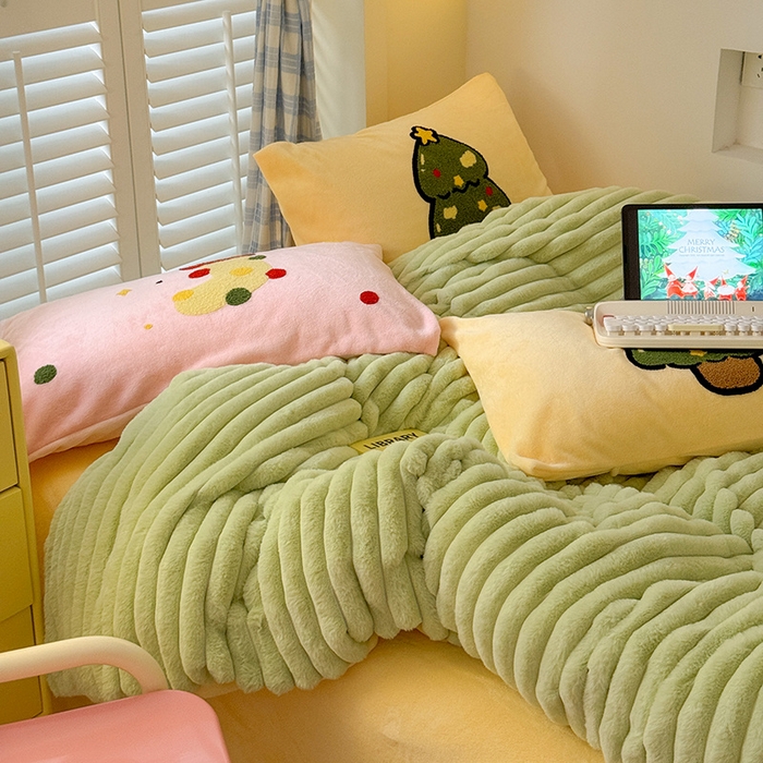 91家纺网 家纺一手货源 找家纺 懒猫家纺 2025新款多巴胺毛巾绣兔毛绒抽条四件套系列 圣诞派对