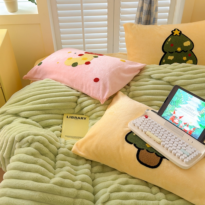 91家纺网 家纺一手货源 找家纺 懒猫家纺 2025新款多巴胺毛巾绣兔毛绒抽条四件套系列 圣诞派对