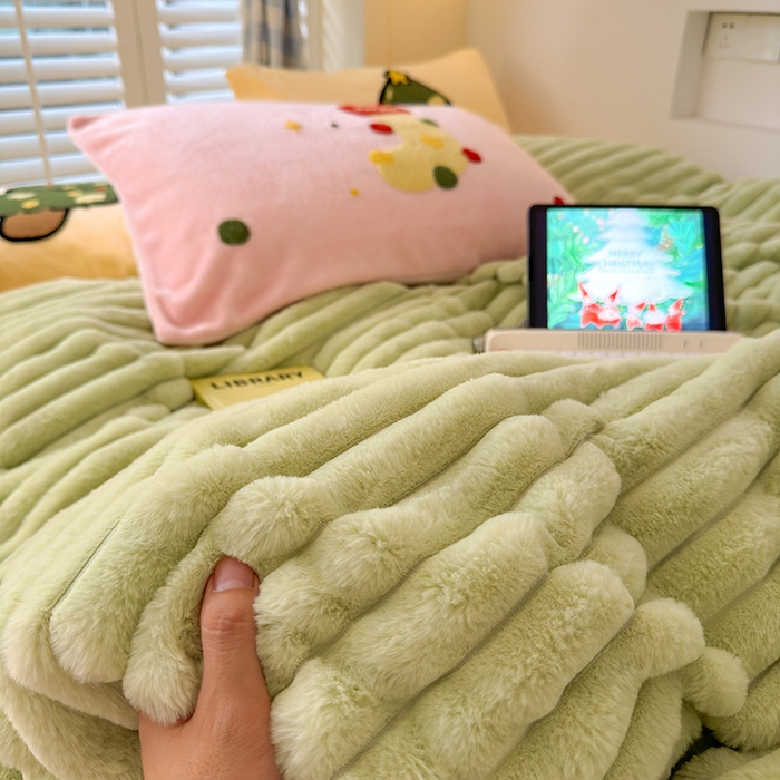 91家纺网 家纺一手货源 找家纺 懒猫家纺 2025新款多巴胺毛巾绣兔毛绒抽条四件套系列 圣诞派对