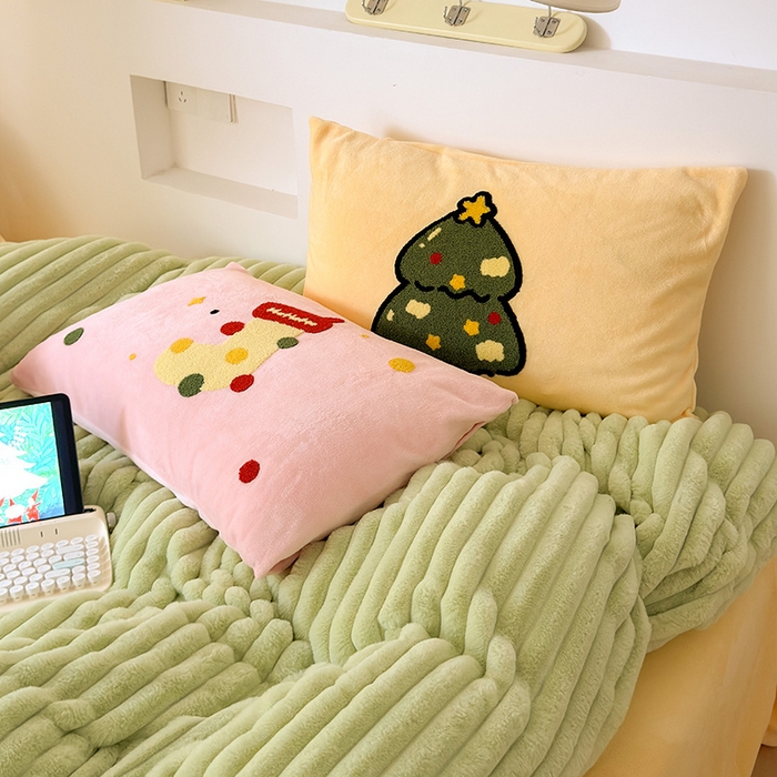 91家纺网 家纺一手货源 找家纺 懒猫家纺 2025新款多巴胺毛巾绣兔毛绒抽条四件套系列 圣诞派对