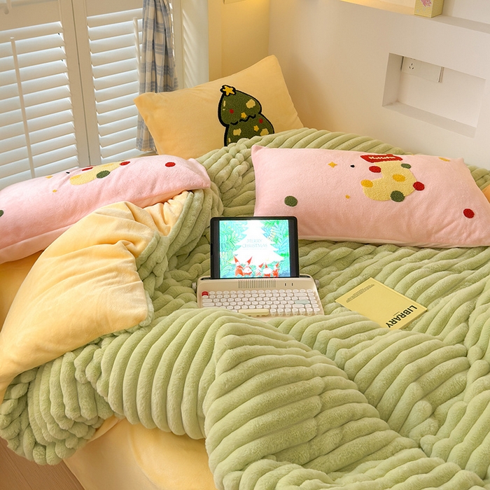 91家纺网 家纺一手货源 找家纺 懒猫家纺 2025新款多巴胺毛巾绣兔毛绒抽条四件套系列 圣诞派对