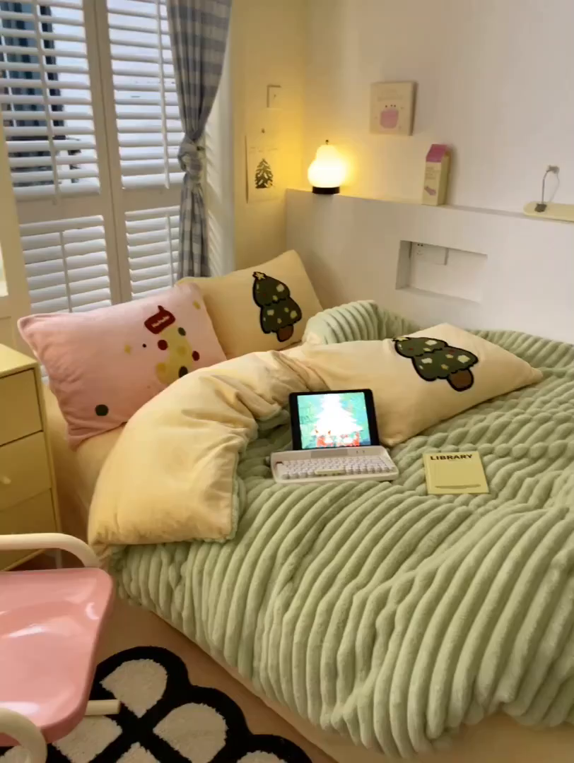 91家纺网 家纺一手货源 找家纺 懒猫家纺 2025新款多巴胺毛巾绣兔毛绒抽条四件套系列 圣诞派对