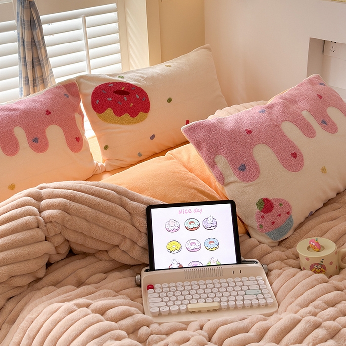 91家纺网 家纺一手货源 找家纺 懒猫家纺 2025新款多巴胺毛巾绣兔毛绒抽条四件套系列 甜甜圈