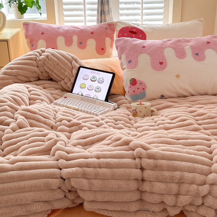 91家纺网 家纺一手货源 找家纺 懒猫家纺 2025新款多巴胺毛巾绣兔毛绒抽条四件套系列 甜甜圈