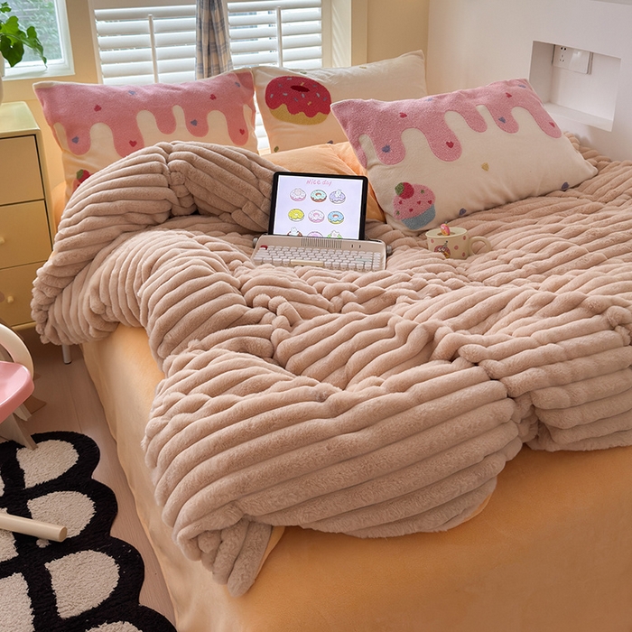 91家纺网 家纺一手货源 找家纺 懒猫家纺 2025新款多巴胺毛巾绣兔毛绒抽条四件套系列 甜甜圈