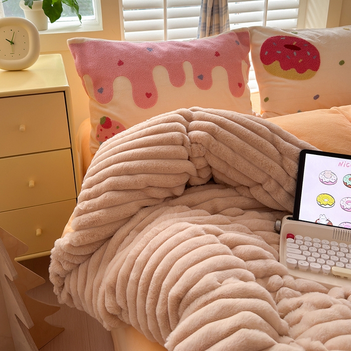 91家纺网 家纺一手货源 找家纺 懒猫家纺 2025新款多巴胺毛巾绣兔毛绒抽条四件套系列 甜甜圈