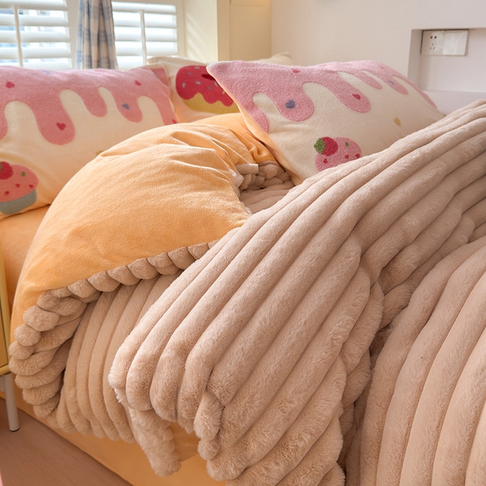 91家纺网 家纺一手货源 找家纺 懒猫家纺 2025新款多巴胺毛巾绣兔毛绒抽条四件套系列 甜甜圈