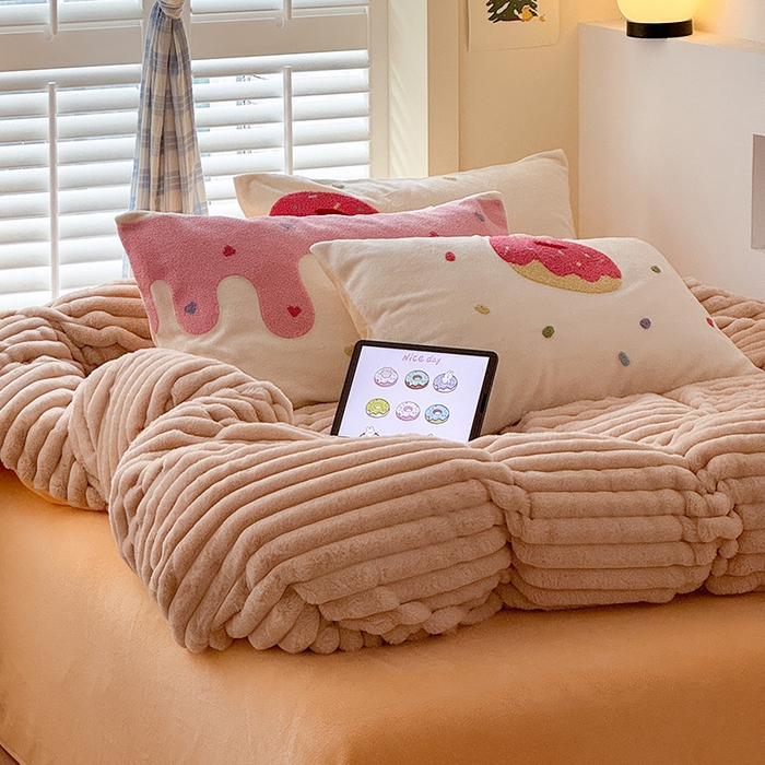 91家纺网 家纺一手货源 找家纺 懒猫家纺 2025新款多巴胺毛巾绣兔毛绒抽条四件套系列 甜甜圈