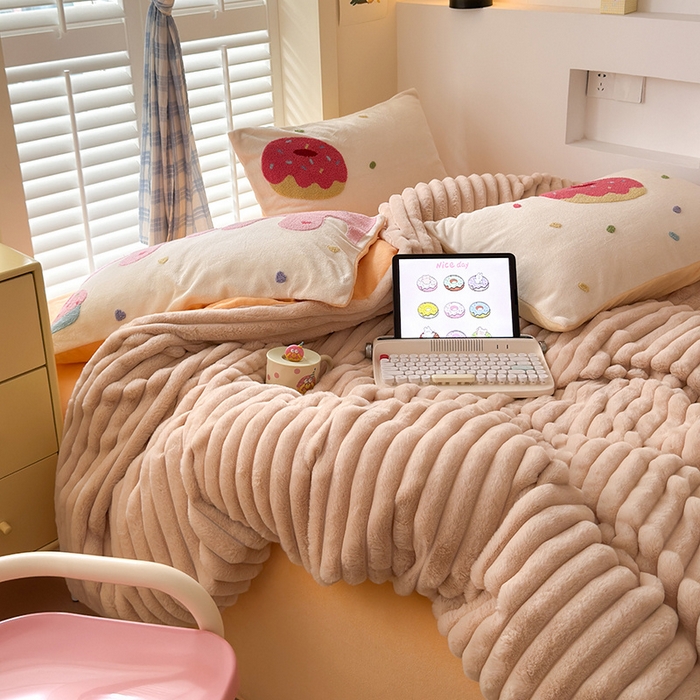 91家纺网 家纺一手货源 找家纺 懒猫家纺 2025新款多巴胺毛巾绣兔毛绒抽条四件套系列 甜甜圈