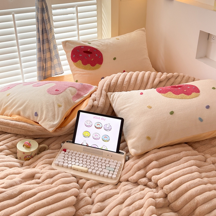 91家纺网 家纺一手货源 找家纺 懒猫家纺 2025新款多巴胺毛巾绣兔毛绒抽条四件套系列 甜甜圈