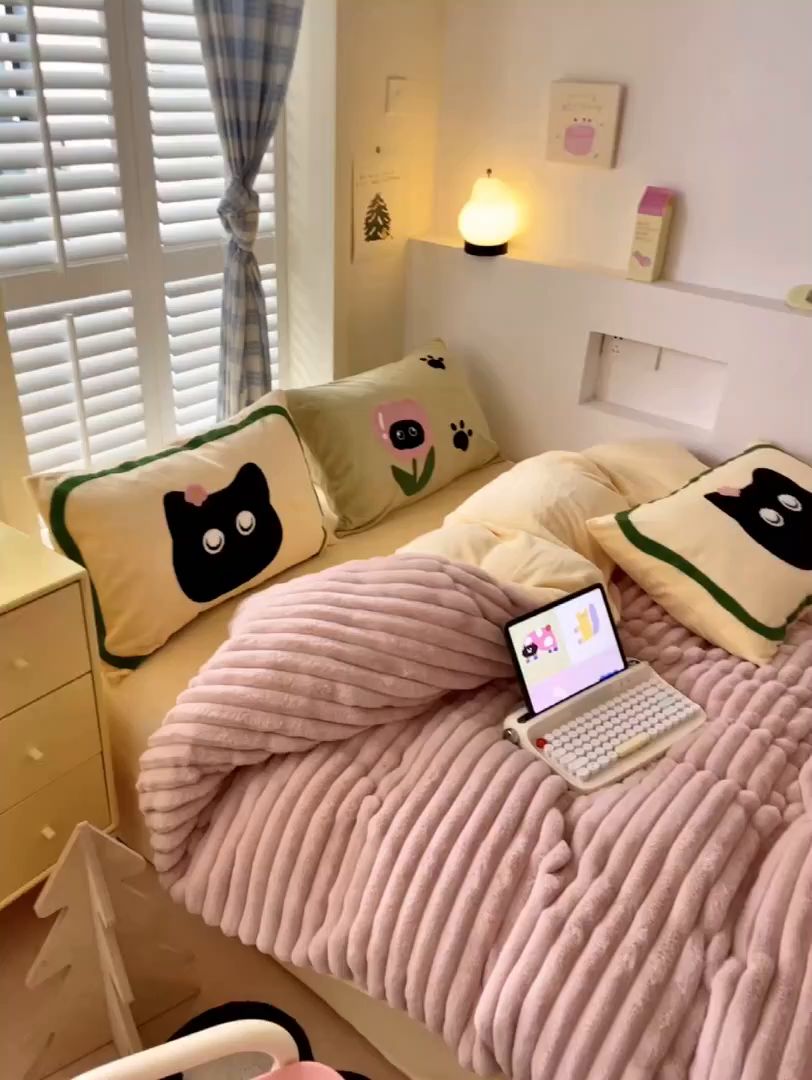 91家纺网 家纺一手货源 找家纺 懒猫家纺 2025新款多巴胺毛巾绣兔毛绒抽条四件套系列 甜甜圈