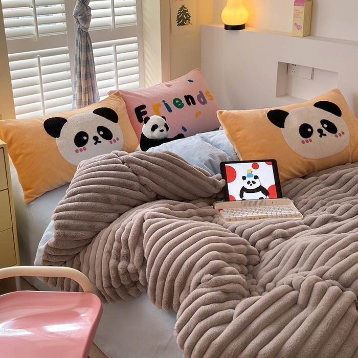 91家纺网 家纺一手货源 找家纺 懒猫家纺 2025新款多巴胺毛巾绣兔毛绒抽条四件套系列 熊猫伙伴