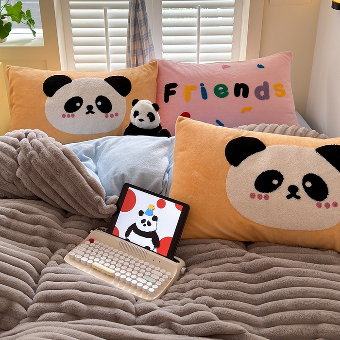 91家纺网 家纺一手货源 找家纺 懒猫家纺 2025新款多巴胺毛巾绣兔毛绒抽条四件套系列 熊猫伙伴