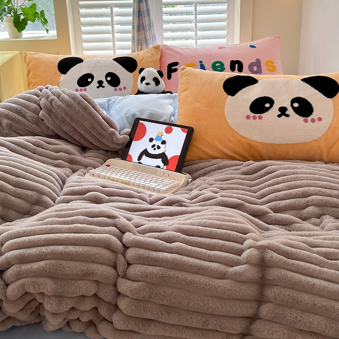 91家纺网 家纺一手货源 找家纺 懒猫家纺 2025新款多巴胺毛巾绣兔毛绒抽条四件套系列 熊猫伙伴