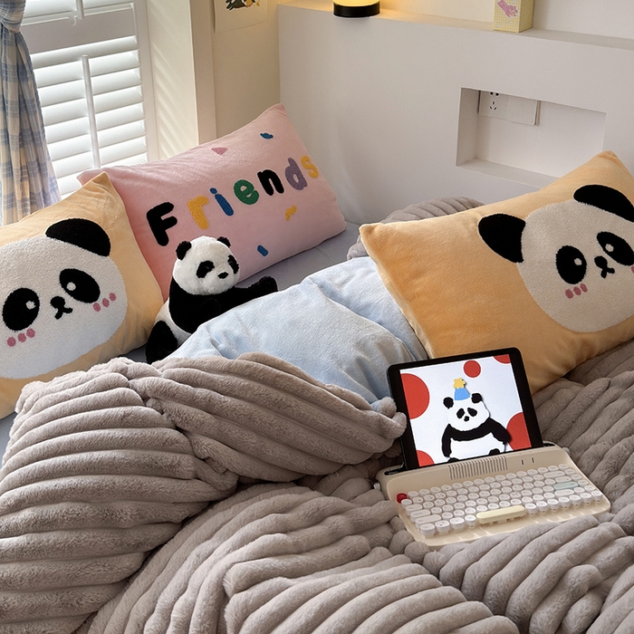 91家纺网 家纺一手货源 找家纺 懒猫家纺 2025新款多巴胺毛巾绣兔毛绒抽条四件套系列 熊猫伙伴