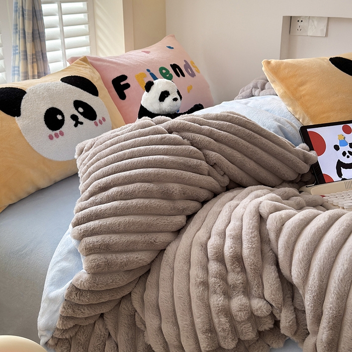 91家纺网 家纺一手货源 找家纺 懒猫家纺 2025新款多巴胺毛巾绣兔毛绒抽条四件套系列 熊猫伙伴