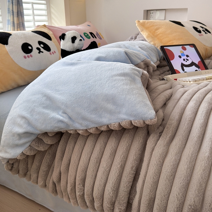 91家纺网 家纺一手货源 找家纺 懒猫家纺 2025新款多巴胺毛巾绣兔毛绒抽条四件套系列 熊猫伙伴