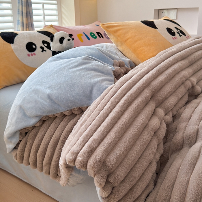 91家纺网 家纺一手货源 找家纺 懒猫家纺 2025新款多巴胺毛巾绣兔毛绒抽条四件套系列 熊猫伙伴